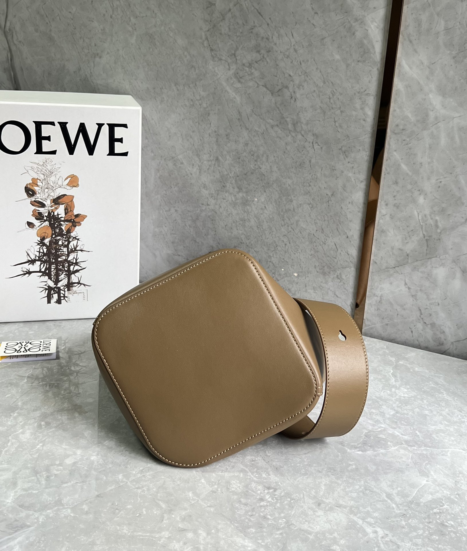 Loewe Medium Pebble Bucket in Mellow Calfskin Brown